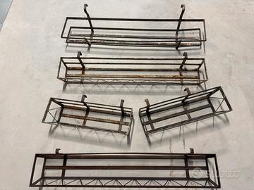 Fioriere da balcone in ferro battuto.