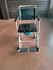 Sedia a rotelle comoda seminuova.