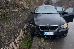 bmw 318d e90 (pezzi o intera)