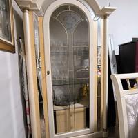 Vetrina con tavolo e 4 sedie