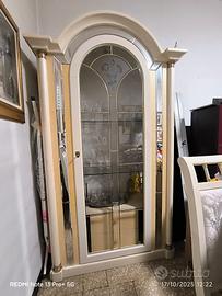 Vetrina con tavolo e 4 sedie 