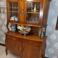 Credenza in legno con cristalliera