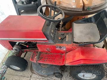 Trattorino taglia erba