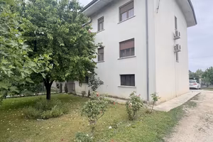 Ampio tricamere con garage e giardino