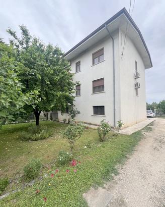 Ampio tricamere con garage e giardino
