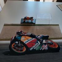 foto e modellino di Alex Criville 