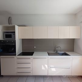 Cucina bianca  con forno e lavastoviglie