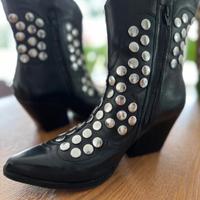 Stivali marca apepazza vera pelle nera con borchie