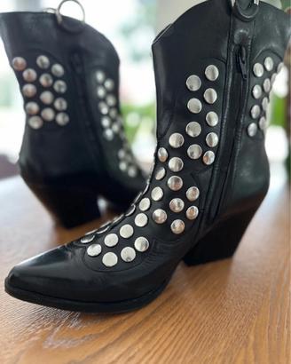 Stivali marca apepazza vera pelle nera con borchie