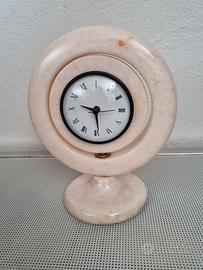 Orologio su marmo rosa