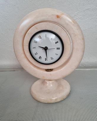 Orologio su marmo rosa