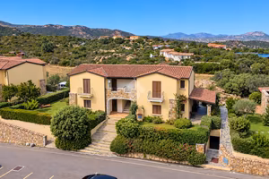 3 LOCALI A SAN TEODORO