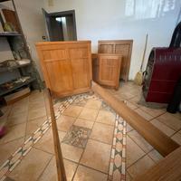 Letti e comodini in legno di ciliegio