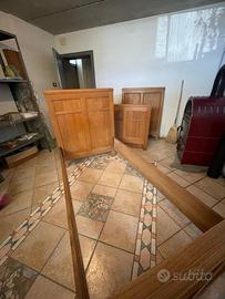 Letti e comodini in legno di ciliegio