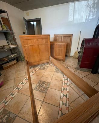 Letti e comodini in legno di ciliegio