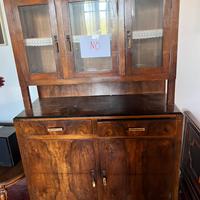 Mobili antichi  tavolo,sedie ,comodino,credenza .