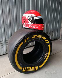 F1 casco Leclerc Ferrari e Gomma Pirelli Pzero 1:1
