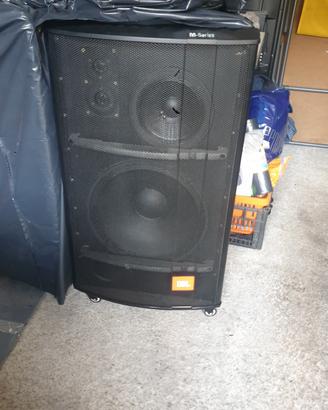 Casse passive JBL e finale di potenza. 