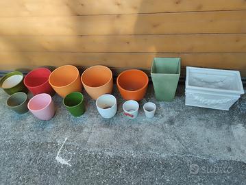 Vasi colorati per fiori 