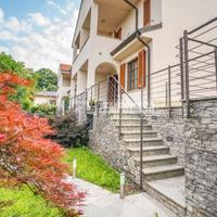 VILLETTA A SCHIERA DI TESTA CON GIARDINO E BOX