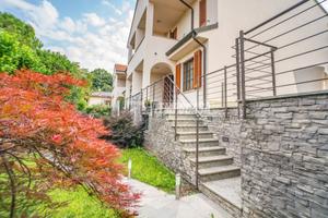 VILLETTA A SCHIERA DI TESTA CON GIARDINO E BOX