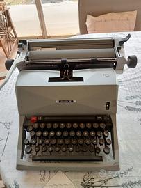 Storica Macchina da scrivere Olivetti 82 