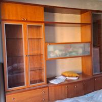 Parete attrezzata in legno con vetrine