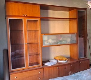 Parete attrezzata in legno con vetrine