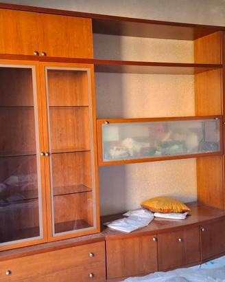 Parete attrezzata in legno con vetrine