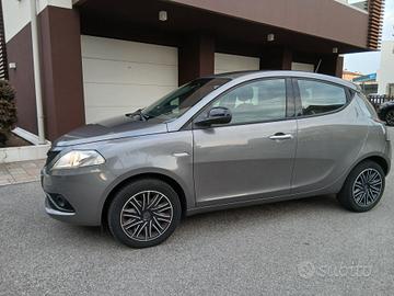 Lancia Ypsilon 1.2 69 CV 5 porte S&S Gold tua a € 