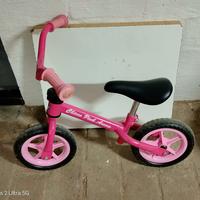 bici e vespa bambina