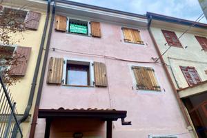 CASA IN LINEA IN ZONA TRANQUILLA CON CORTE DI P...