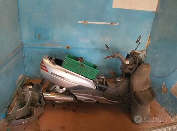 Burgman 400 del 2002 (smontato) e 250 del 2004