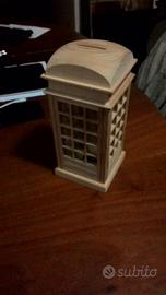 salvadanaio in legno a forma di cabina tel