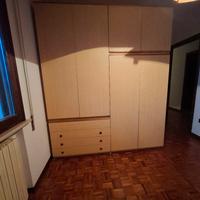 Armadio in legno chiaro