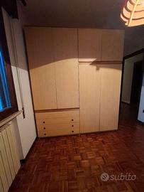 Armadio in legno chiaro