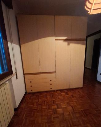 Armadio in legno chiaro