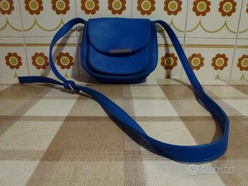 Borsetta di colore blue elettrico pattina tracolla