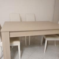 Tavolo con sedie