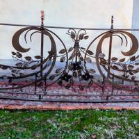 Elegante ringhiera in ferro battuto