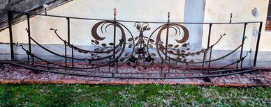 Elegante ringhiera in ferro battuto