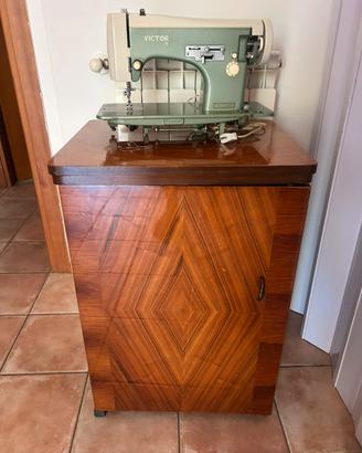 Macchina da cucire Victor + mobile Necchi 267