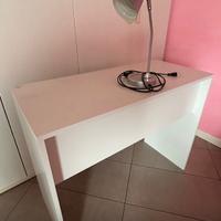 Scrivanie e comodino