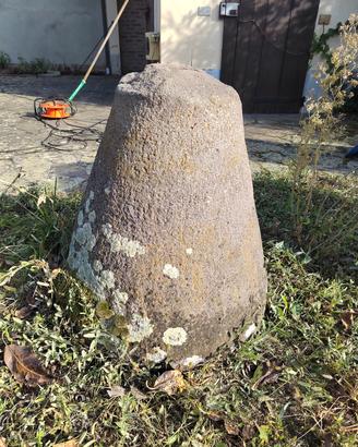 paracarro in pietra o rullo in granito