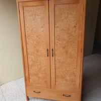 Armadio in legno massello a due ante