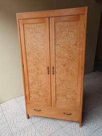 Armadio in legno massello a due ante