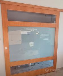 Vetrata scorrevole in legno e vetro