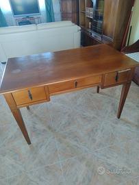 Scrivania atigianale in legno di ciliegio pieno