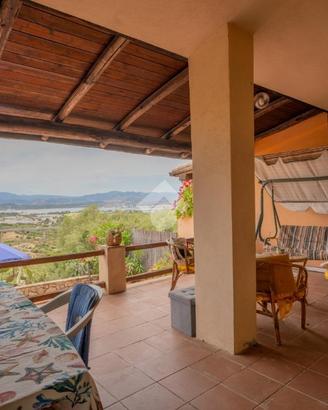 VILLA A SCHIERA CENTRALE A OLBIA