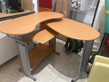 Scrivania Pc con piano tastiera pc estraibile